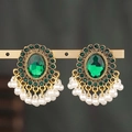 Boucles d'oreilles vintage avec pierre verte, cadre doré et pompons en perles - Vert