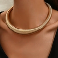 Minimalistische goldene Choker-Halskette mit Federstruktur, Nahaufnahme an einem Model - Gold