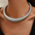 Moderner silberner Feder-Choker mit kräftiger Metalltextur an einem Modell - Silber
