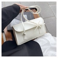Detalle del bolso baguette crema con lazo elegante y correa de hombro tejida a la moda - Blanco