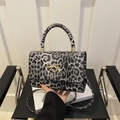 Bolso chic de leopardo con broche de lazo dorado y asa superior en gris y negro - Negro