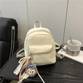 Mini mochila beige para mujer con colgante de oso y correas ajustables - Blanco con colgante