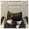 Borsa a spalla a mezzaluna in pelle nera martellata con catena e ciondolo fragola - Nero