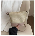 Detail van handgeweven stro schoudertas met hoogwaardige PU-lederen bodem en ritssluiting - Khaki