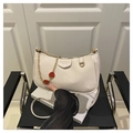 Mini borsa beige testurizzata con ciondolo a fragola e tracolla alla moda - Bianco