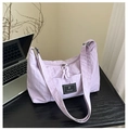 Détail du sac bandoulière en nylon lilas texturé avec logo noir et double fermeture - Violet