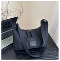 Détail du sac à bandoulière en nylon noir avec double fermeture éclair et logo - Noir
