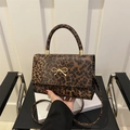 Bolso bandolera de leopardo con detalle de lazo dorado y asa redonda - Marrón