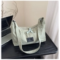 Gros plan détaillé du sac à bandoulière en nylon plissé vert menthe avec étiquette - Gris