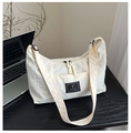 Détail du sac bandoulière en nylon blanc cassé avec logo noir et large sangle réglable - Blanc