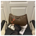 Borsa a spalla in pelle marrone scuro con catena dorata e ciondoli a forma di fragola - Marrone