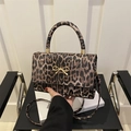 Bolso bandolera de leopardo con cierre de lazo dorado y correa desmontable - Marrón