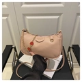 Borsa a tracolla in pelle rosa con ciondoli a fragola e catena metallica - Rosa