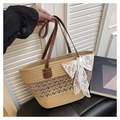 Detail der khakifarbenen Strohtasche mit weißer Spitzenschleife und Ledergriffen - Khaki mit Anhänger