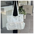 Détail du cabas à damier vert avec motifs d'étoiles et poche à fermeture éclair blanche - Vert