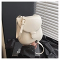 Piccola borsa a tracolla color panna in pelle tenuta in mano con patta magnetica - Bianco