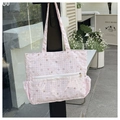 Détail du sac cabas à carreaux roses avec motif d'étoiles et poche transparente en PVC - Rose