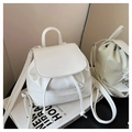 Détail d'un mini sac à dos blanc en cuir PU avec logo mim sur miroir et livre - Blanc