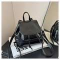 Détail d'un mini sac à dos en cuir noir avec fermeture à cordon et logo mim gravé - Noir