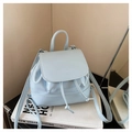 Détail du mini sac à dos bleu clair avec cordon de serrage et logo embossé sur le rabat - Bleu Crème