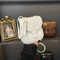 Bolso de montura minimalista blanco para mujer con solapa y correa ajustable de piel - Blanco