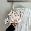 Bolso tipo saco blanco con cordón, lazos negros y textura plisada de moda - Blanco con colgante