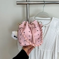 Bolso tipo saco plisado rosa con lazos negros y un accesorio de pompón blanco suave - Rosa con colgante