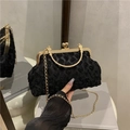 Elegante schwarze 3D-Blumen Abendtasche mit goldener Rundgriff und metallischer Kette - Schwarz