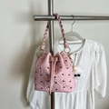 Bolso saco rosa con cordón y textura plisada con estampados de lazos negros - Rosa