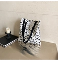 Detail der floralen Canvas-Tasche mit Metalldruckknopfverschluss und schwarzem Blumenmuster - Großes Blumenmuster Beige