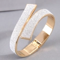 Gouden gekruiste scharnierarmband met sprankelende zilveren glitterinleg voor dames - Goud