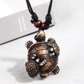 Detailansicht des Schildkröten-Anhängers mit Harztextur und verstellbarer schwarzer Kordel - 40CM / Adlige Familie Stil
