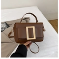 Dettaglio borsa in pelle PU marrone scuro opaco con grande fibbia dorata e manico tondo - Marrone