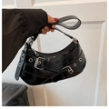 Schwarze glänzende Hobo-Tasche im Y2K-Stil mit silbernen Ösen und Schnallen - Schwarz