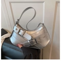 Silberne Metallic-Halbmondtasche im Y2K-Stil mit dekorativen Metallschnallen - Silber