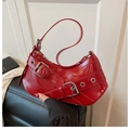Trendige rote Halbmond-Tasche mit Silberschnallen und Lackleder-Oberfläche - Rot