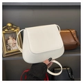 Elegante borsa sottobraccio beige in pelle con design curvo minimalista e tracolla regolabile - Bianco