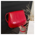 Borsa a sella in pelle lucida rosso brillante per donna con patta e tracolla sottile - Rosso
