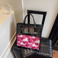 Transparente PVC Kosmetiktasche mit Herzmuster und schwarzen Tragegriffen - Rosarot