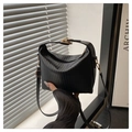 Detalle de bolso bandolera negro plisado con herrajes dorados y textura suave - Negro
