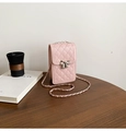 Detail der rosa gesteppten Mini-Tasche mit silbernem Bogenschloss und Lederkette auf Holz - Rosa