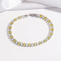Dettaglio del bracciale tennis con zirconi ovali gialli e trasparenti e chiusura a scatto - Giallo Brillante (TT0284)