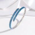 Dettaglio del bracciale d'argento con cristalli blu taglio baguette su seta bianca - Blu Sfumato