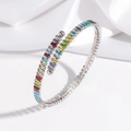 Dettaglio del bracciale aperto in acciaio argento con zirconi rettangolari colorati - Arcobaleno