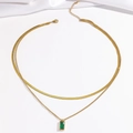 Dettaglio della collana a doppio strato dorata con catena a serpente e zircone verde smeraldo - Stile a Doppio Strato Dorato (T0300)