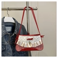 Detalle de bolso de hombro a cuadros rojos y blancos con lazo, corazón y encaje - Rojo