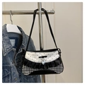 Detalle de bolso en contraste con lazo negro, colgante de corazón y cuadros - Negro