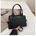 Sac à main chic noir en cuir gaufré crocodile avec poignées nouées et bandoulière - Noir