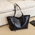Bolso tote negro grande en cuero encerado brillante con correas finas y estilo minimalista - Negro
