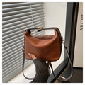 Detalle del bolso de mano plisado de cuero sintético caramelo con herrajes dorados y asa - Rosa